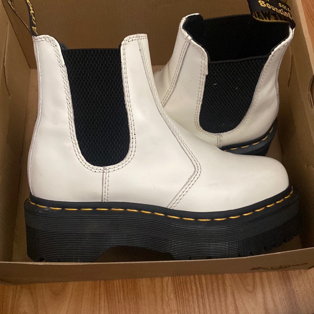 DR. MARTENS 2976 Quad Platform Womens White Chelsea Boots